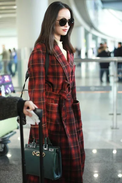 Китайская Актриса Прибывает Международный Аэропорт Пекина Перед Вылетом Пекин Китай — стоковое фото