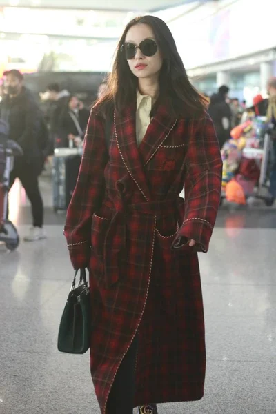 Китайська Актриса Прибуває Пекінського Міжнародного Столичного Аеропорту Перед Вильотом Пекіні — стокове фото