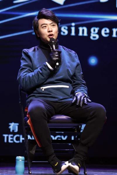 2019年2月23日 中国钢琴家郎朗在中国上海梅赛德斯 奔驰文化中心出席由他和虚拟歌手罗天义联合举办的全息图音乐会的新闻发布会 — 图库照片