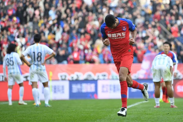 Brasilianska Fotbollsspelare Alan Kardec Chongqing Swm Firar Efter Scoring Mot — Stockfoto