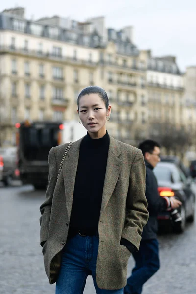 Kinesiska Modell Liu Wen Lämnar Efter Den Haider Ackermann Modevisning — Stockfoto