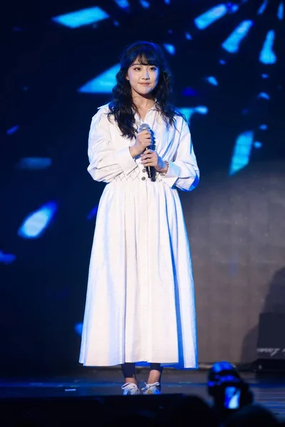 2019 上海でファン会議で中国のアイドル グループ Snh48 ロシアンの歌手李伊通満 — ストック写真