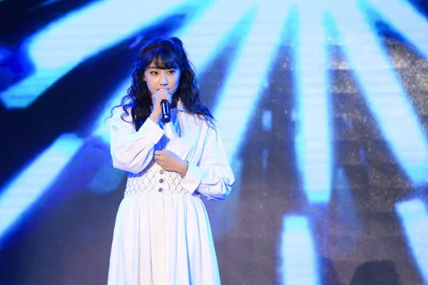 Piosenkarka Yitong Peforms Snh48 Grupa Chińskich Idol Spotkanie Szanghaju Chiny — Zdjęcie stockowe