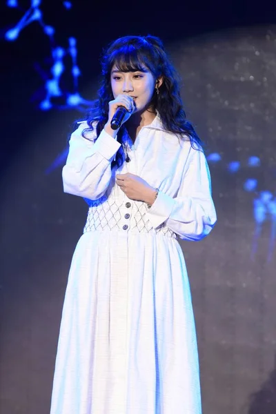 Sängerin Yitong Der Chinesischen Idolgruppe Snh48 Tritt Bei Einem Fan — Stockfoto