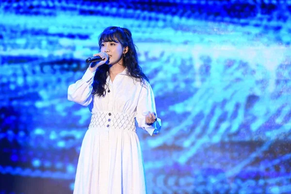 Співачка Yitong Китайський Ідол Група Snh48 Peforms Засідання Вентилятора Шанхаї — стокове фото