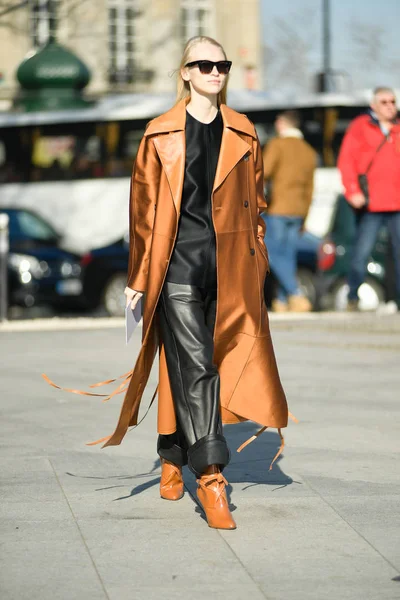 Pedestrian Poses Street Style Snap Paris Fashion Week Fall Winter — Stock Photo, Image