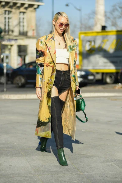 Een Voetganger Vormt Voor Een Streetstyle Module Tijdens Paris Fashion — Stockfoto