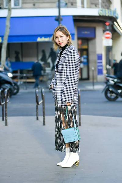 Pedestre Posa Para Snap Estilo Rua Durante Paris Fashion Week — Fotografia de Stock