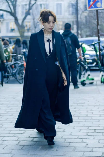 Een Voetganger Vormt Voor Een Streetstyle Module Tijdens Paris Fashion — Stockfoto