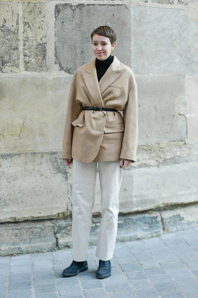 Pedestre Posa Para Snap Estilo Rua Durante Paris Fashion Week — Fotografia de Stock