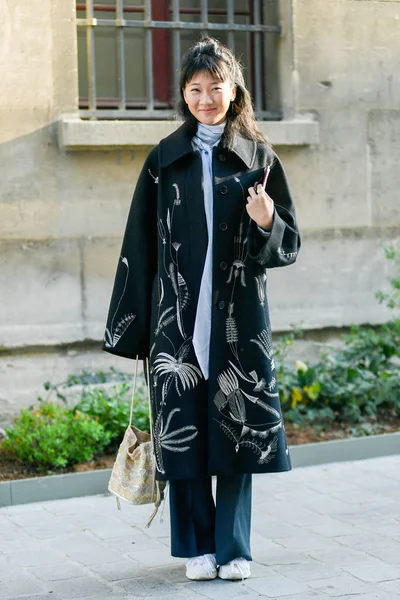 Pedestre Posa Para Snap Estilo Rua Durante Paris Fashion Week — Fotografia de Stock