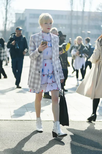 Peatón Posa Para Chasquido Estilo Callejero Durante Semana Moda París — Foto de Stock