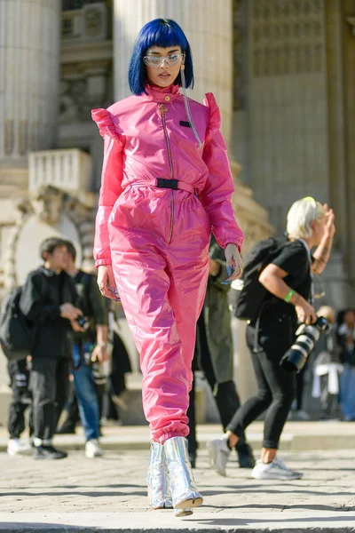 Pedestrian Poses Street Style Snap Paris Fashion Week Fall Winter — Stock Photo, Image