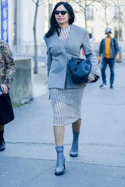 Pedestre Posa Para Snap Estilo Rua Durante Paris Fashion Week — Fotografia de Stock