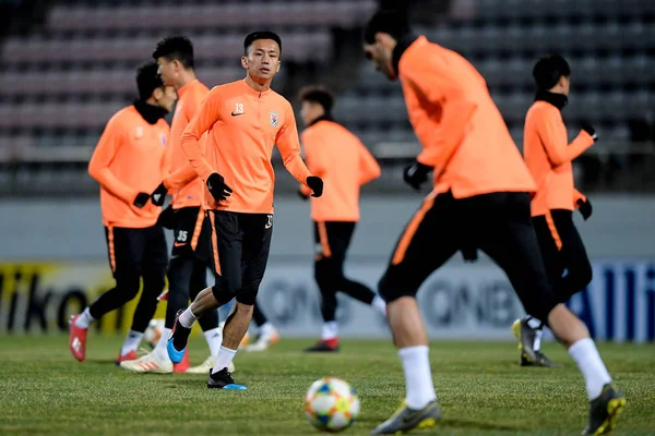 Die Spieler Von Chinas Handong Luneng Nehmen Einer Trainingseinheit Vor — Stockfoto