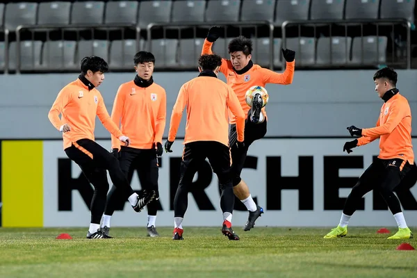 Los Jugadores Del Shandong Luneng China Participan Una Sesión Entrenamiento —  Fotos de Stock