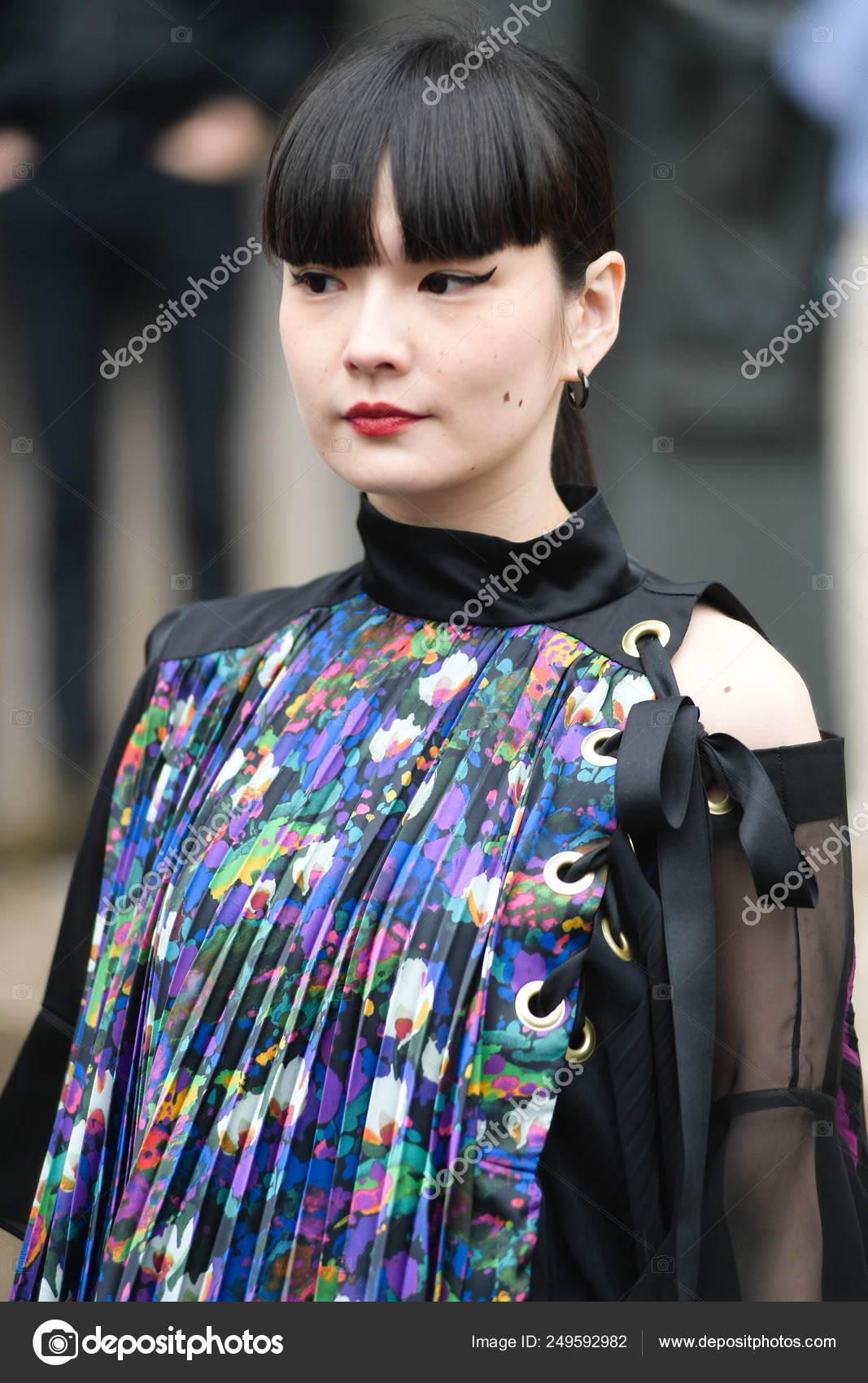 esculpir Adaptabilidad Sobriqueta Modelo Japonesa Kozue Akimoto Posa Durante Semana Moda París Ropa — Foto  editorial de stock © ChinaImages #249592982