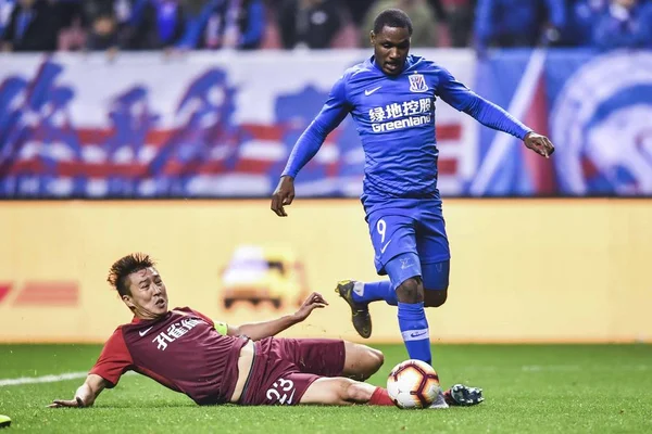Nigeriansk Fotbollsspelare Odion Ighalo Till Höger Shanghai Grönland Shenhua Passerar — Stockfoto