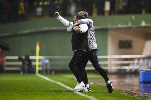 Hoofdcoach Dragan Stojkovic Van Guangzhou Reageert Zoals Hij Horloges Zijn — Stockfoto