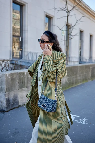 Uma Mulher Moda Roupa Elegante Retratada Rua Durante Queda Paris — Fotografia de Stock