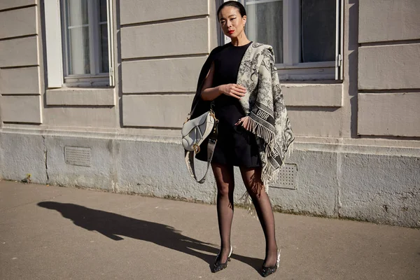 Uma Mulher Moda Roupa Elegante Retratada Rua Durante Queda Paris — Fotografia de Stock