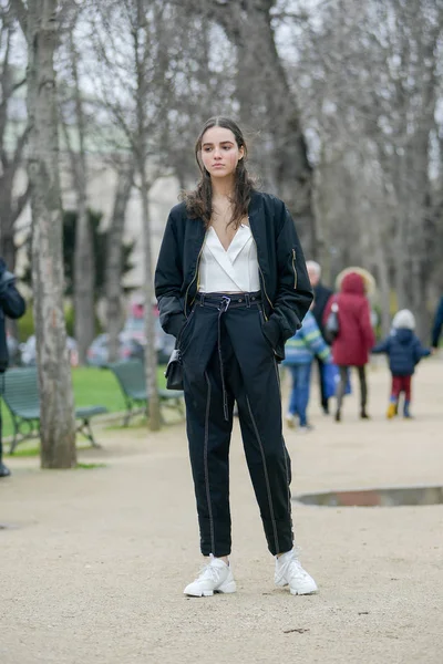 Una Mujer Moda Traje Moda Representa Calle Durante Semana Moda — Foto de Stock