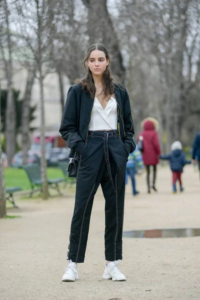 Una Mujer Moda Traje Moda Representa Calle Durante Semana Moda — Foto de Stock