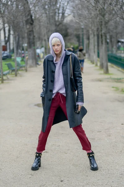 Uma Mulher Moda Roupa Elegante Retratada Rua Durante Queda Paris — Fotografia de Stock