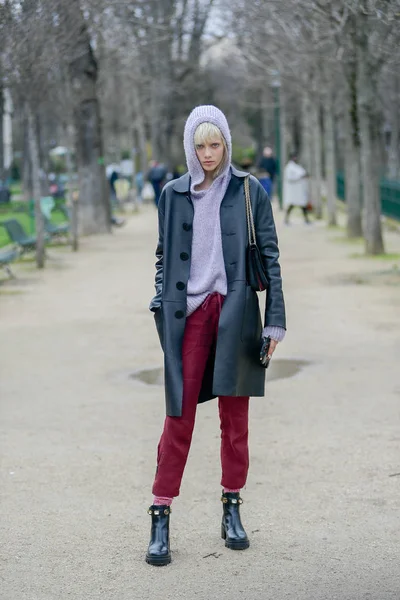 Una Mujer Moda Traje Moda Representa Calle Durante Semana Moda — Foto de Stock