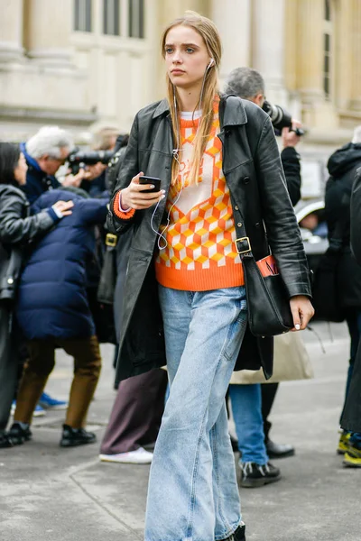 Şık Kıyafet Trendy Bir Kadında Sokakta Paris Moda Hafta Sonbahar — Stok fotoğraf