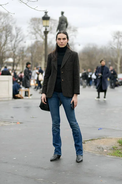 Eine Trendige Frau Modischem Outfit Auf Der Straße Während Der — Stockfoto