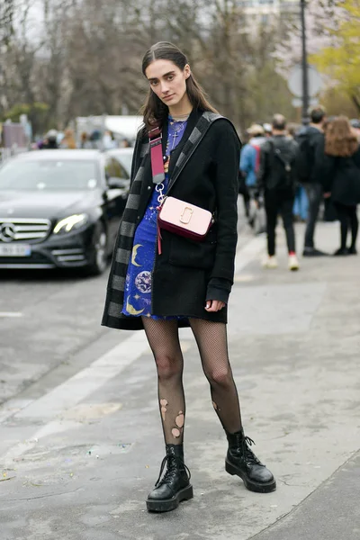 Una Mujer Moda Traje Moda Representa Calle Durante Semana Moda — Foto de Stock