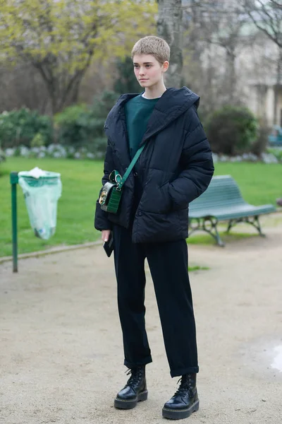 Uma Mulher Moda Roupa Elegante Retratada Rua Durante Queda Paris — Fotografia de Stock