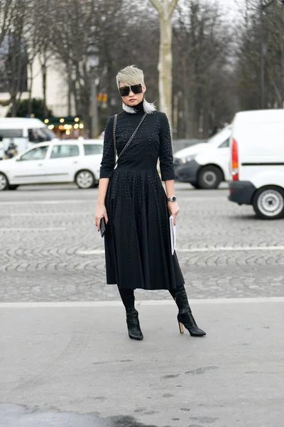 Modna Kobieta Modnym Stroju Jest Zdjęciu Ulicy Podczas Paris Fashion — Zdjęcie stockowe