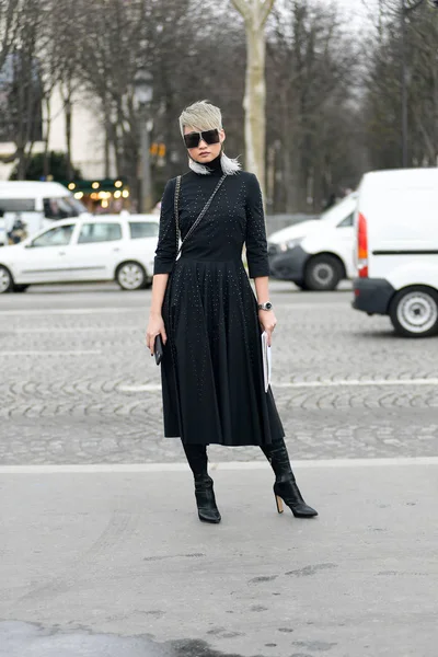 Uma Mulher Moda Roupa Elegante Retratada Rua Durante Queda Paris — Fotografia de Stock