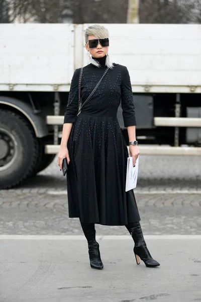 Uma Mulher Moda Roupa Elegante Retratada Rua Durante Queda Paris — Fotografia de Stock