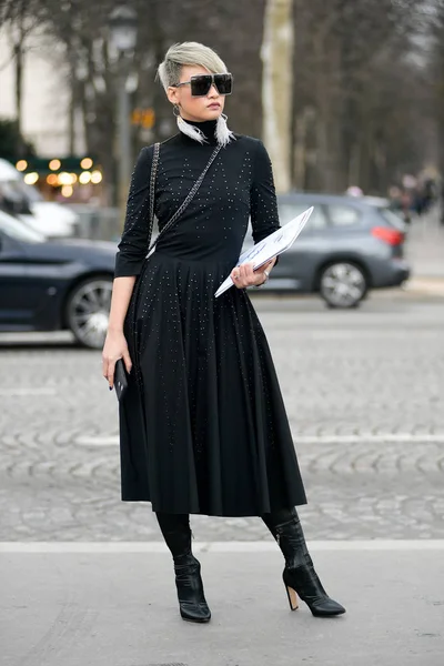 Uma Mulher Moda Roupa Elegante Retratada Rua Durante Queda Paris — Fotografia de Stock