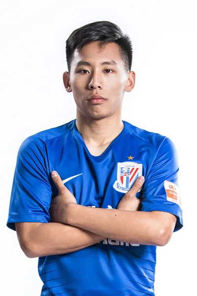 Özel Çin Futbol Oyuncu Zhou Junchen Shanghai Grönland Shenhua 2019 — Stok fotoğraf