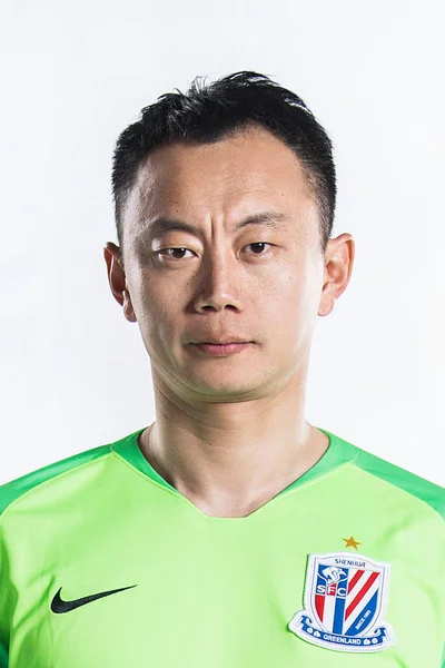 Exklusiva Porträtt Kinesiska Fotbollspelare Shuai Shanghai Grönland Shenhua För 2019 — Stockfoto