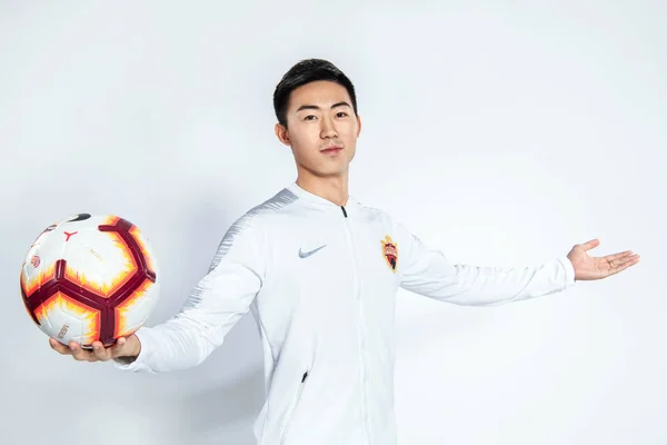 Exclusive Portrait Chinese Soccer Player Zhou Xin Shenzhen Untuk Liga — Stok Foto