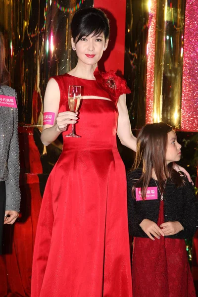 香港歌手兼女演员周维安 于2014年11月21日在中国香港举行的圣诞灯饰活动中提议敬酒 — 图库照片