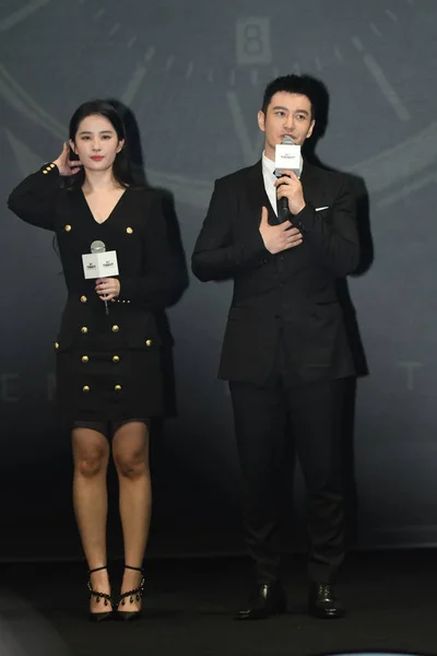 Chinese Actress Liu Yifei Left Chinese Actor Huang Xiaoming Attend — Stock Photo, Image