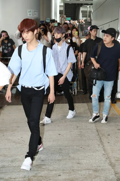Члены Южнокорейской Мальчиковой Группы Nct 127 Прибывают Международный Аэропорт Гонконга — стоковое фото