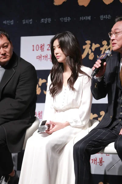 左から 韓国俳優チョン マンシク 歌手で女優のイ スンビン 俳優キム ウイソンが2018年9月28日 ソウルで行われた新作映画 ランパント の記者会見に出席した — ストック写真