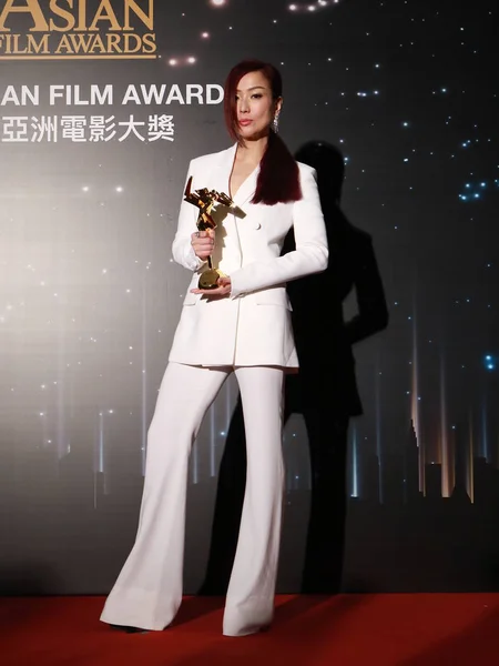 Actriz Hong Kong Sammi Cheng Posa Con Trofeo Después Ganar — Foto de Stock