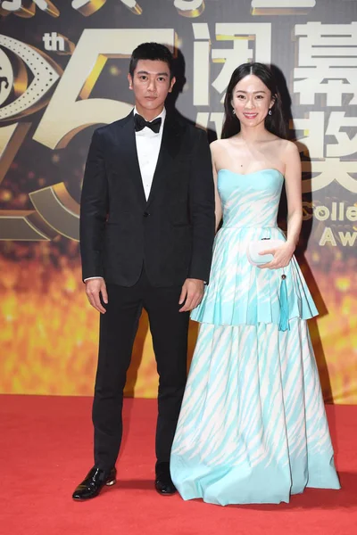 2018 北京大学学生映画祭授賞式で 中国北京のレッド カーペットに到着するよう中国女優フオ スーパーサイヤ 右と彼女の俳優の夫 江のポーズします — ストック写真