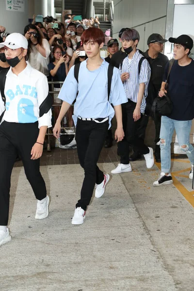 Члены Южнокорейской Мальчиковой Группы Nct 127 Прибывают Международный Аэропорт Гонконга — стоковое фото