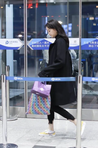 Actrice Chinoise Guan Xiaotong Arrive Aéroport International Pékin Chine Mars — Photo