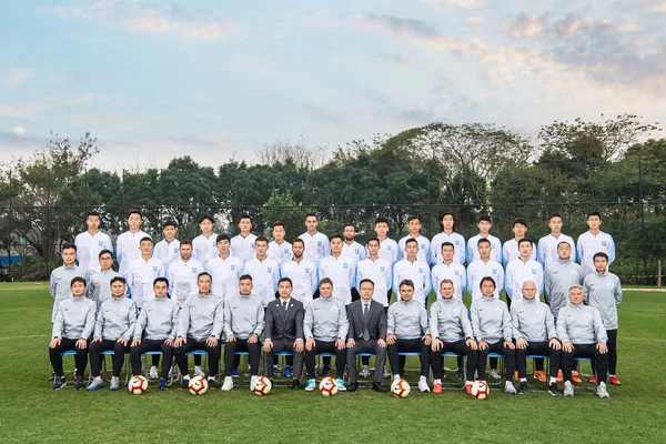 2019年2月26日在中国南方广东省广州市举行的2019年中国足协超级联赛官方肖像拍摄过程中 的球员摆出团体拍摄姿势 — 图库照片