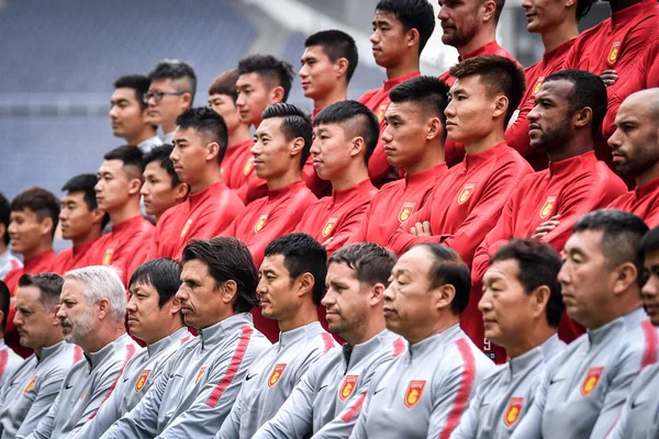 2019年2月27日 在中国南方广东省广州市举行的2019年中国足协超级联赛官方肖像拍摄会议上 河北中国财富 的球员摆出团体拍摄的姿势 — 图库照片